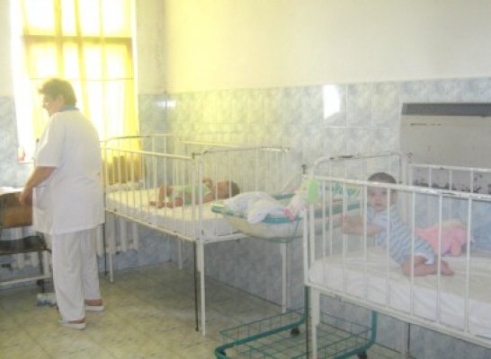 Zeci de nou-născuţi sunt abandonaţi, anual, în Maternitatea Judeţeanului